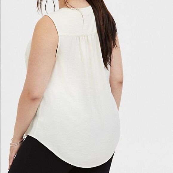 TORRID IVORY V-NECK TEXTURED CHARMEUSE TANK CREAM 5X‎ - Picture 2 of 12